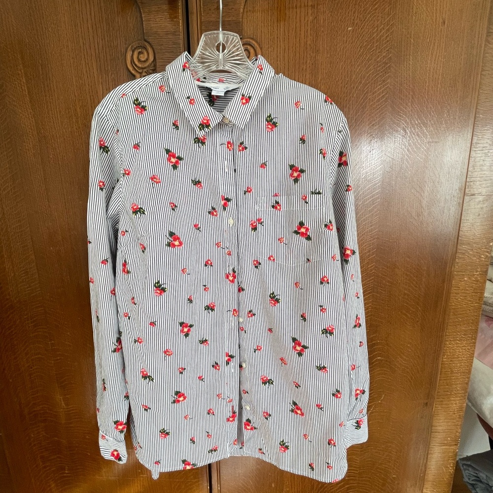 Women’s Old Navy, All Cotton Rose Floral Button Down Shirt size Tall Large.